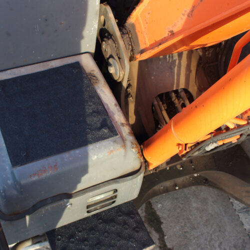 H3406-Conformable-Safety-Grip-on-Digger-Steps-20-1.jpg