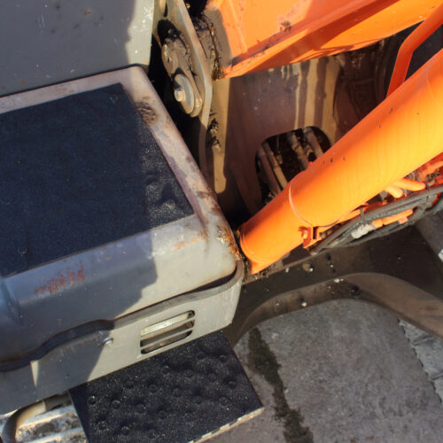 H3406-Conformable-Safety-Grip-on-Digger-Steps-21-1.jpg