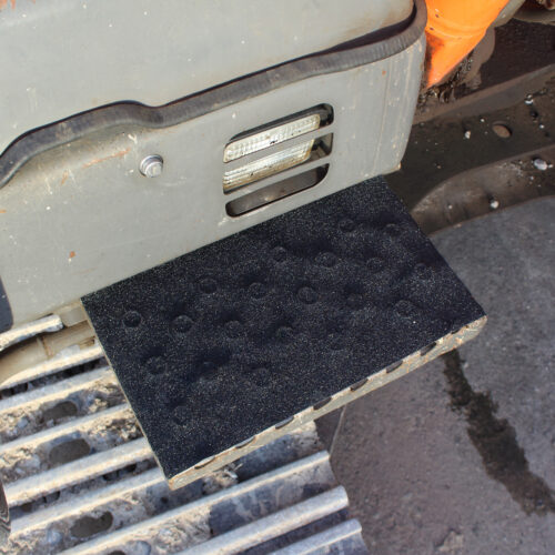 H3406-Black-Conformable-Safety-Grip-on-Digger-Steps-3-1.jpg